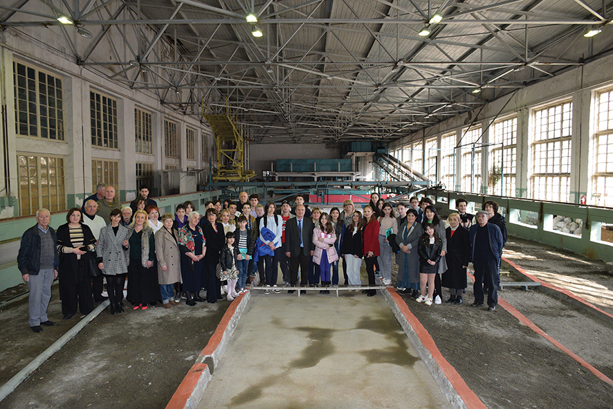 General photo of the workshop participants in the hydrotechnical laboratory
