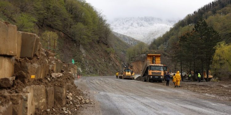 Rikoti Pass remains closed to all vehicles following landslides
