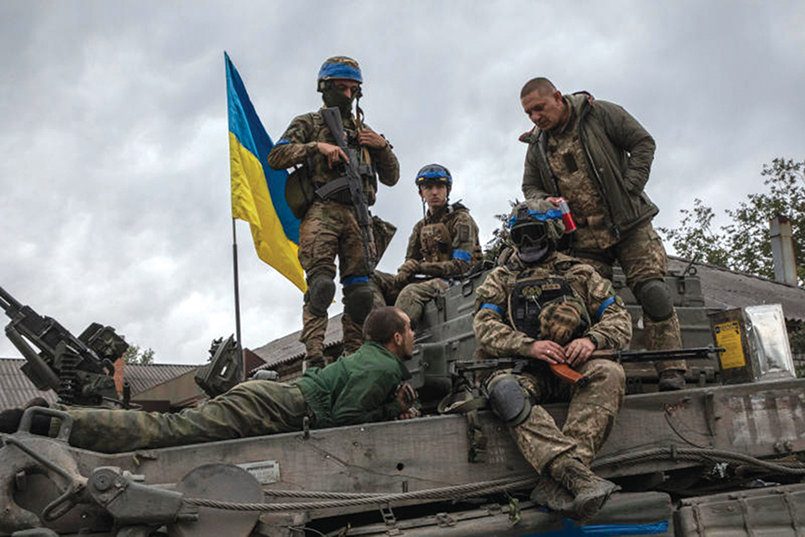 A Russian soldier, taken prisoner by the Ukrainians, lies on the tank of Russian soldiers in Izioum, Ukraine, September 2022. Photo by Laurent Van Der Stokt for Le Monde