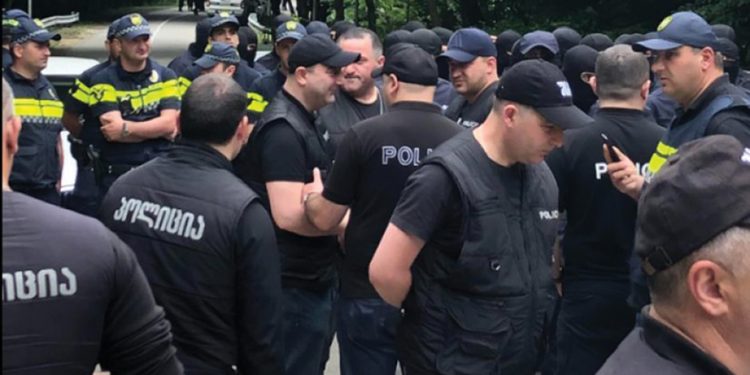 The situation between the police and protest participants became tense. Image source: mtavari.tv