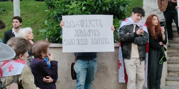 Citizens protest against restoration of flights to Russia in front of Parliament