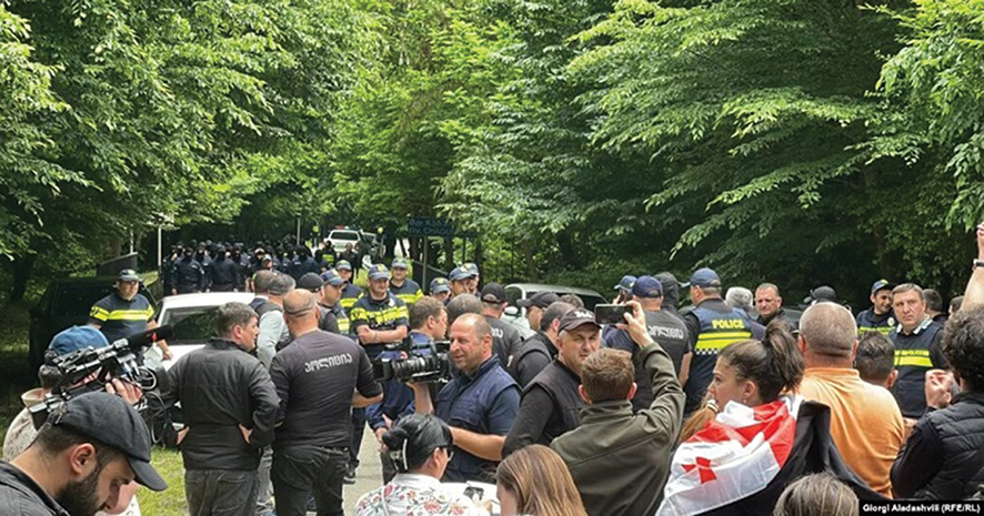 Police establish a defensive line along the road leading to the Kvareli Hotel where the Lavrov family members were staying. Photo by GIorgi Aladashvili/ RFE/RE