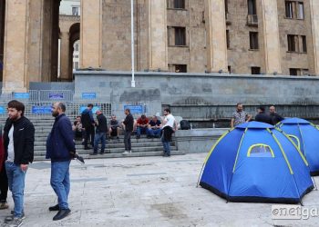 Miners set up tents near Parliament
