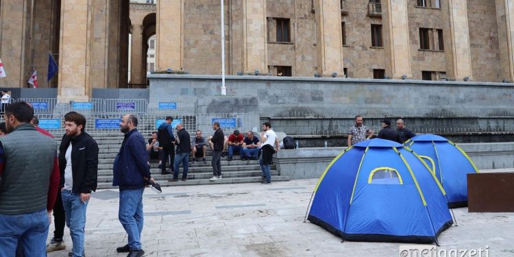 Miners set up tents near Parliament