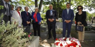 Speaker pays tribute to founders of democratic republic of Georgia in Paris