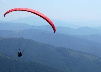 Parliament adopts a law regulating paragliding flights