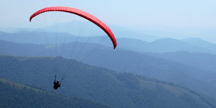 Parliament adopts a law regulating paragliding flights