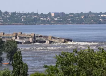 Ukraine dam: Thousands flee floods after dam collapse near Nova Kakhovka