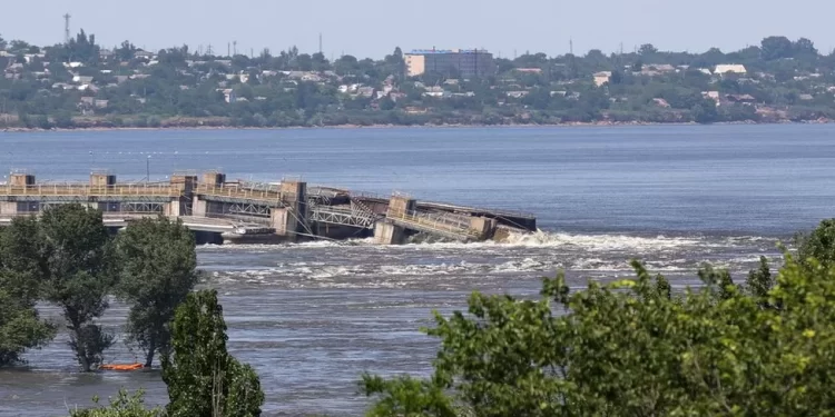 Ukraine dam: Thousands flee floods after dam collapse near Nova Kakhovka