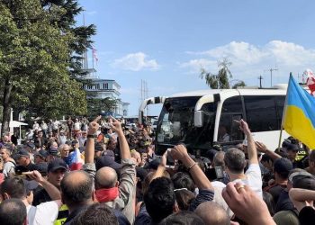 Protest in Batumi: Russian tourists leave Astoria Grande cruise liner by several minibuses