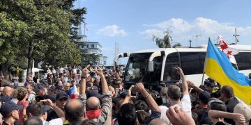 Protest in Batumi: Russian tourists leave Astoria Grande cruise liner by several minibuses