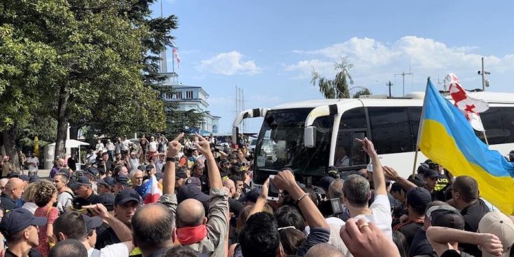 Protest in Batumi: Russian tourists leave Astoria Grande cruise liner by several minibuses