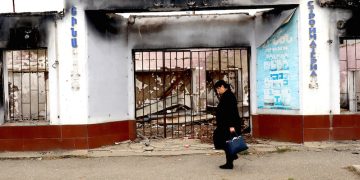 Nagorno-Karabakh: Erdoğan praises Azerbaijan as thousands flee to Armenia