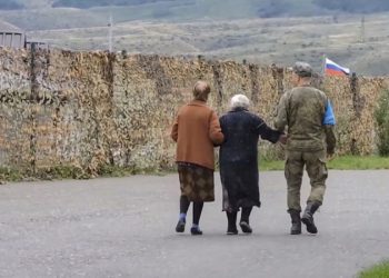Nagorno-Karabakh: Thousands flee as Armenia says ethnic cleansing underway
