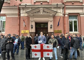 Gakharia’s party protests President’s impeachment in front of the constitutional court