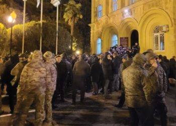 Protestors outside the Abkhazian "parliament" building. Photo by Anaid Gogoryan/RFE/RL