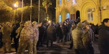Protestors outside the Abkhazian "parliament" building. Photo by Anaid Gogoryan/RFE/RL