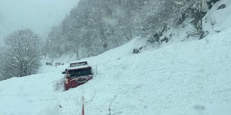 90 people rescued from snow-stranded vehicles in Roshka