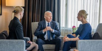 Biden meets with Navalny family, pledges sanctions against Putin