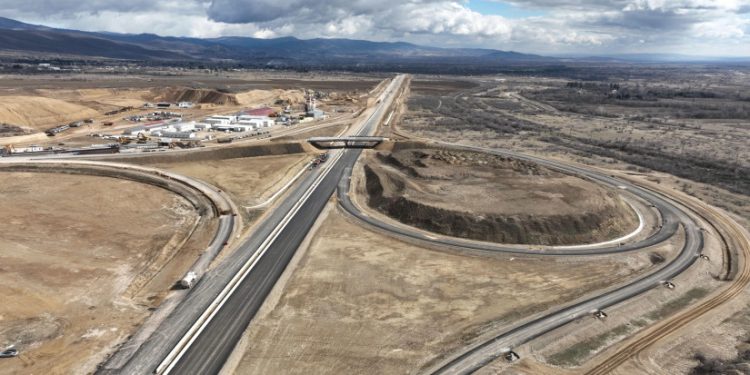 How much money to be spent on the construction of the Tbilisi-Sagarejo main road and Bakurtsikhe-Tsnori sections