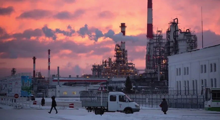 The Lukoil-Nizhegorodnefteorgsintez (NORSI) oil refinery in Nizhny Novgorod, Russia. Source: Bloomberg | Bloomberg | Getty Images