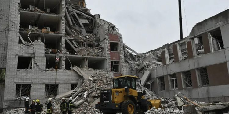 Rescue workers at the site of Wednesday's missile attack on Chernihiv. Photo by Genya Savilov/AFP