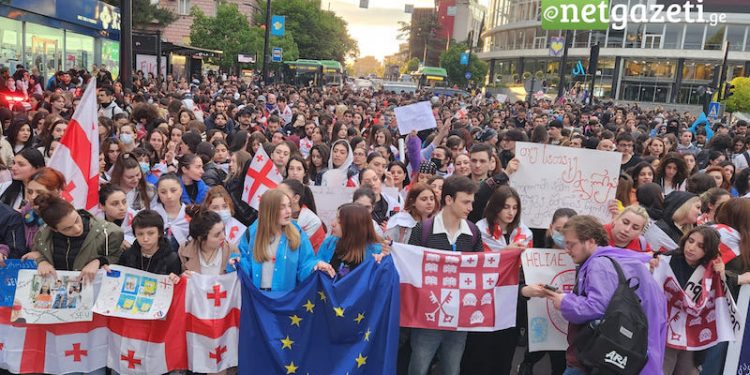 Protesters against “Russian Law” march from Heroes’ Square towards Parliament