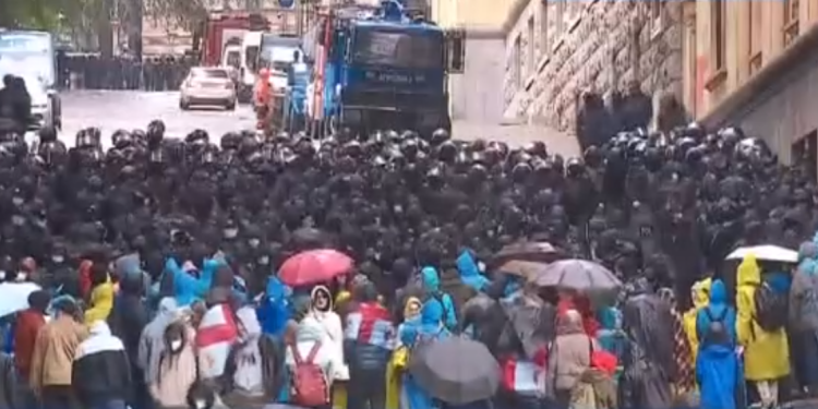 Georgian Dream debates “Russian” law in the 3rd reading as protest continues