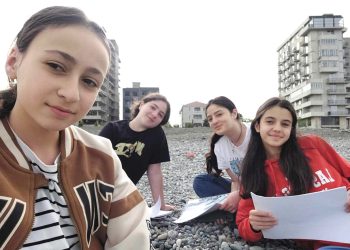 High school students from seven public schools across Anaklia, Batumi, Bobokvati, Gonio, Kobuleti, and Poti engaged in dolphin monitoring on Georgia’s Black Sea coast. Source: UNDP/Irakli Dzneladze