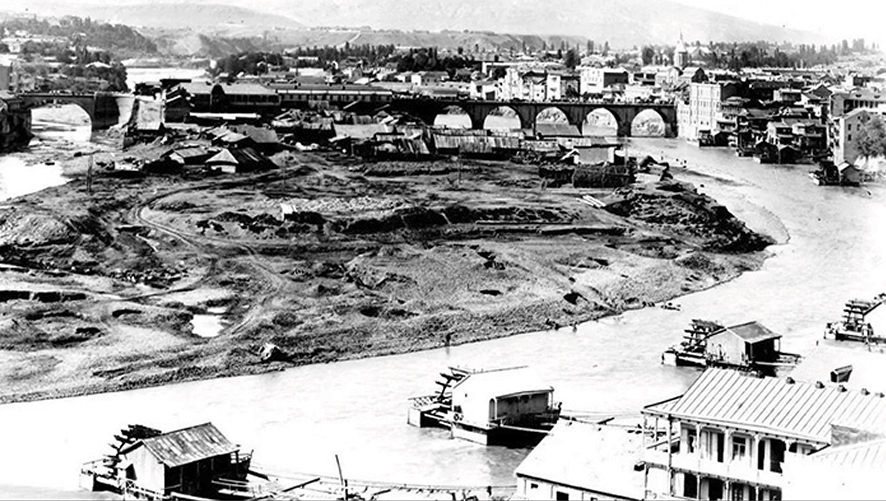The historical Madatov Island, today the site of the Justice Palace. In the background stands the Dry Bridge, then called Mikheil’s Bridge