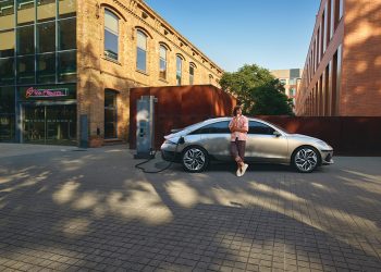 How Electric Vehicles Enhance Efficiency and Reduce Cost