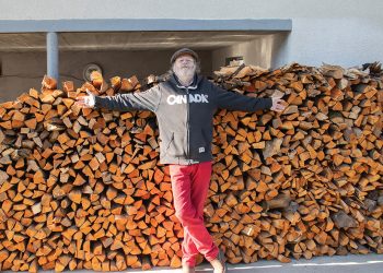 Lapis Lazuli: Euripides Laskaridis’ Ode to Absurdity and Transformation at GIFT Festival