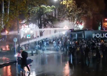 Riot police clear parliament area with disproportionate force