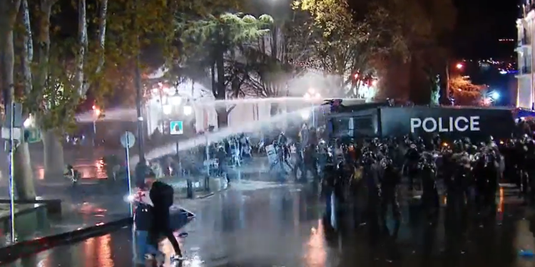 Riot police clear parliament area with disproportionate force