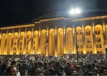 Participants of Chain of Unity move to Parliament area