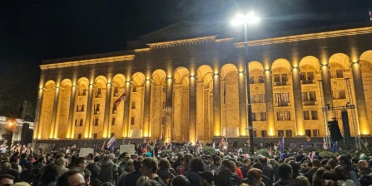 Participants of Chain of Unity move to Parliament area