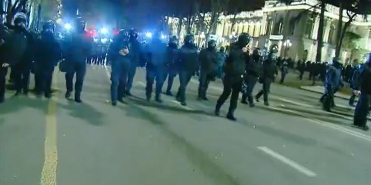 Riot police begin clearing parliament area