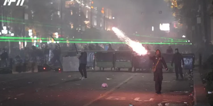 Protesters set up barricades on Rustaveli Avenue