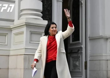 Salome Zurabishvili leaves Orbeliani Palace and joins citizens gathered outside