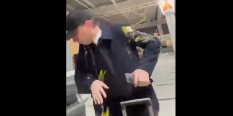 Giorgi Gakharia verbally abused and egged at Tbilisi airport