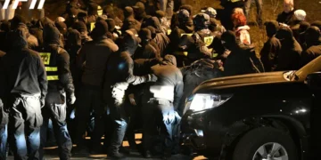 Clashes between police forces and protesters at the demonstration: the police are detaining protesters