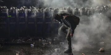 Fierce protests in Turkey after Erdogan rival jailed