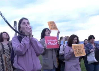 Journalists rally outside Rustavi prison for Mzia Amaghlobeli’s birthday