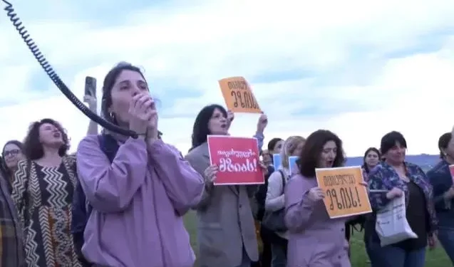 Journalists rally outside Rustavi prison for Mzia Amaghlobeli’s birthday