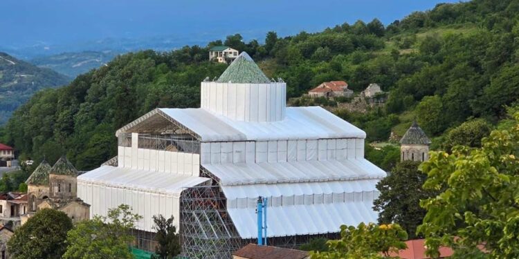 Gelati Rehabilitation Committee nears completion of temporary roofing at Gelati Monastery