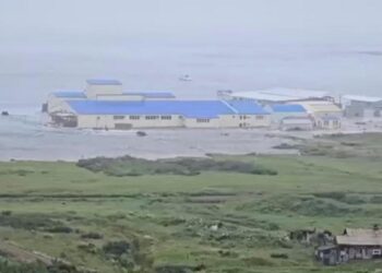 Tsunami hits Hawaii after major quake off Russia spurs Pacific evacuations