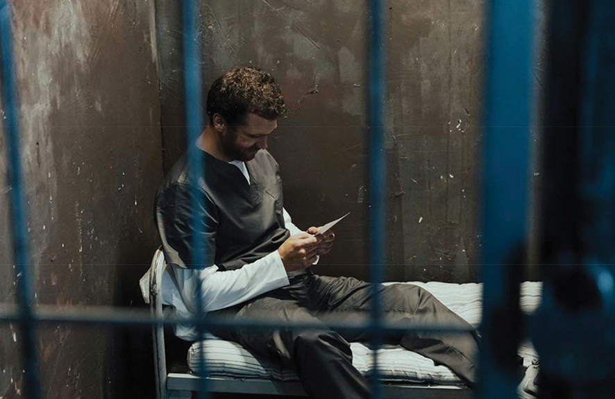 A prisoner reading a letter. Photo by Ron Lach