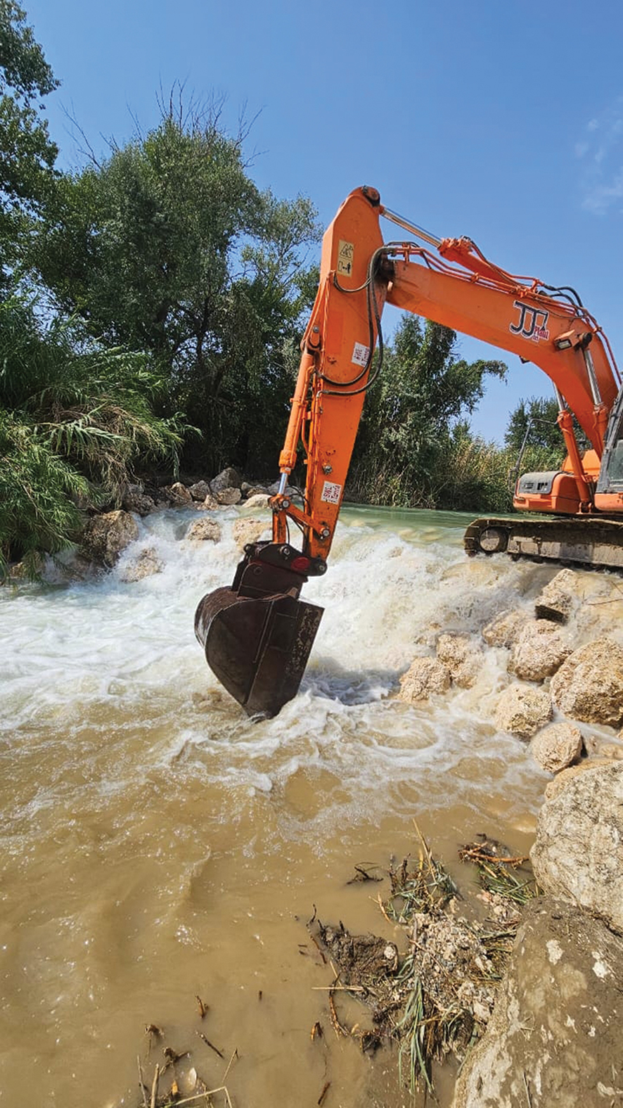 Building the gabion. Source: Sabuko