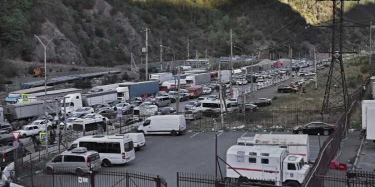 Over 2,600 vehicles in queue at Upper Larsi border crossing