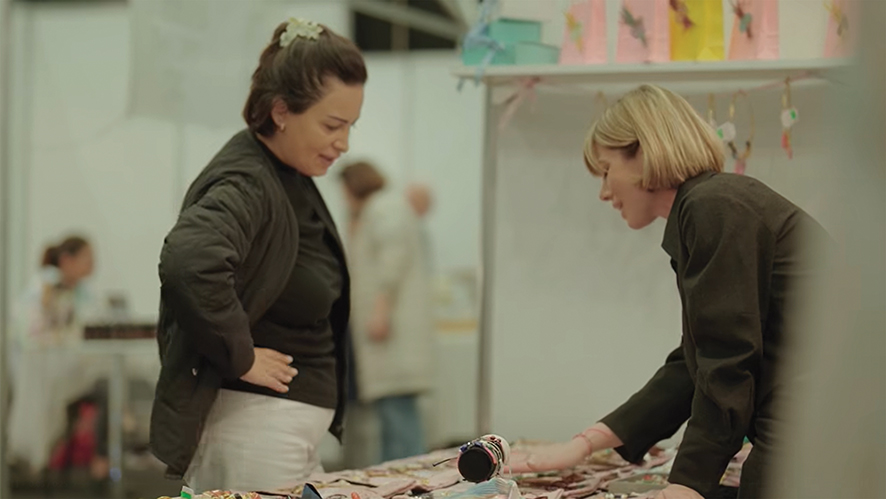 Tamta Devdariani shows her stoneware jewelry. Source: UN Women Georgia.